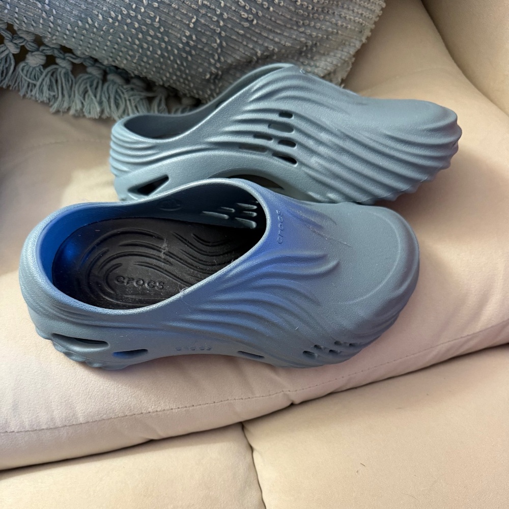 NEW Crocs Echo Wave in Pond